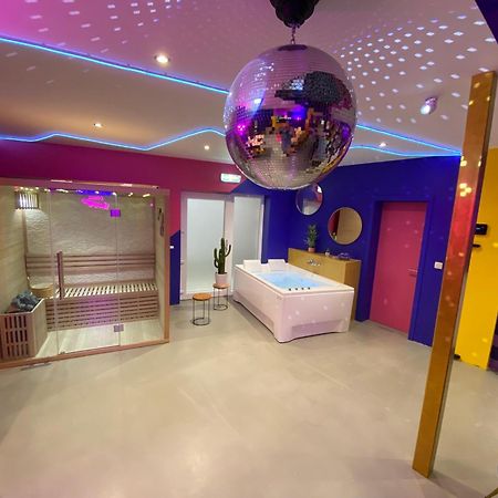 Capsule Boogie-Woogie - Jacuzzi - Sauna - Billard - Jeux - Ecran Geant - Filet Suspendu - Netflix La Louviere Exterior photo