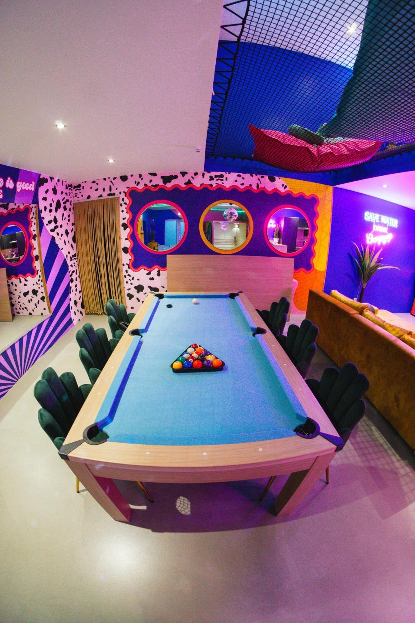 Capsule Boogie-Woogie - Jacuzzi - Sauna - Billard - Jeux - Ecran Geant - Filet Suspendu - Netflix La Louviere Exterior photo