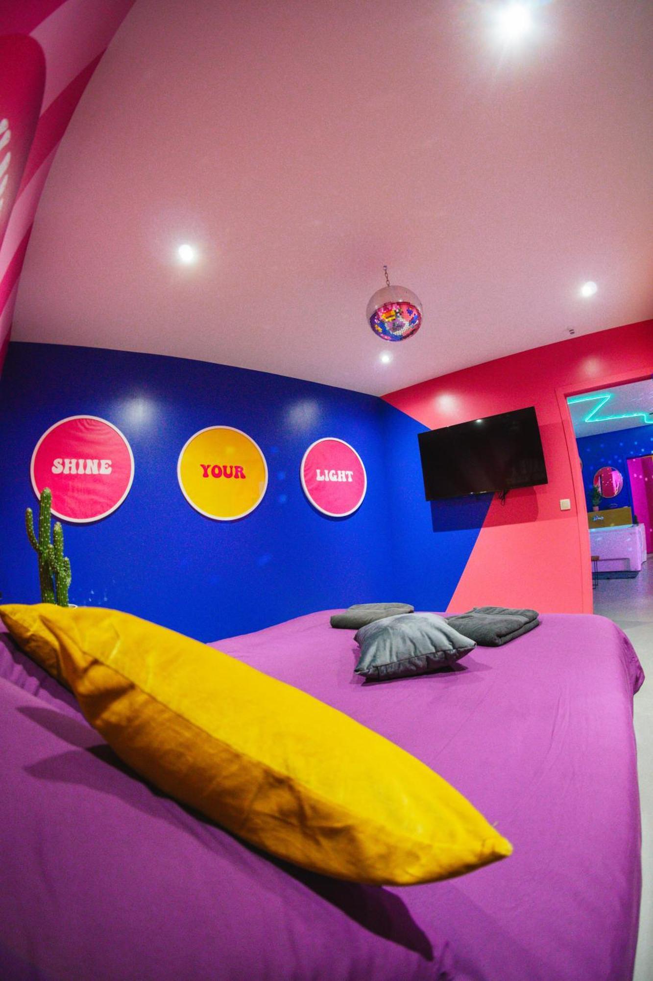 Capsule Boogie-Woogie - Jacuzzi - Sauna - Billard - Jeux - Ecran Geant - Filet Suspendu - Netflix La Louviere Exterior photo