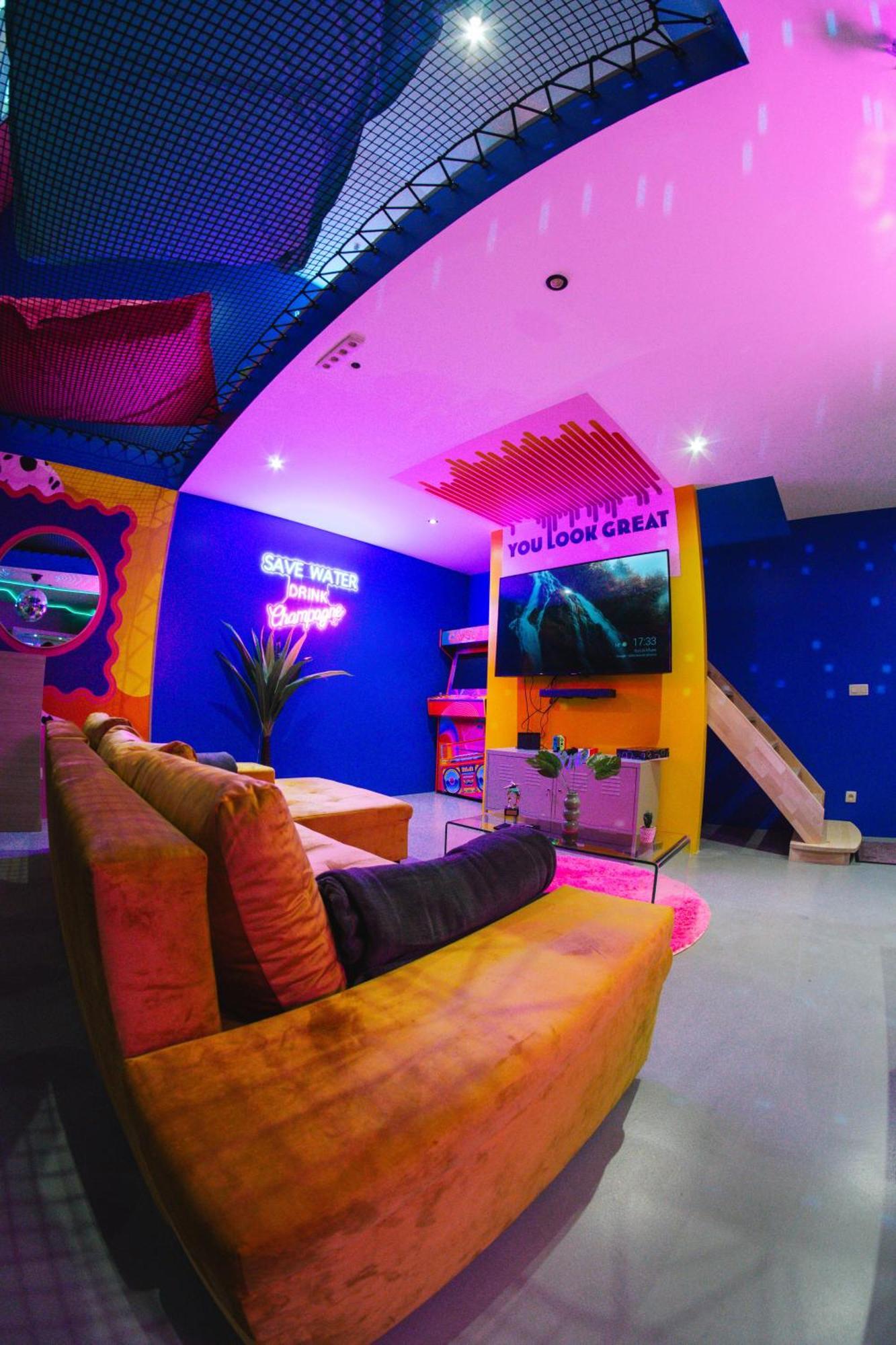 Capsule Boogie-Woogie - Jacuzzi - Sauna - Billard - Jeux - Ecran Geant - Filet Suspendu - Netflix La Louviere Exterior photo