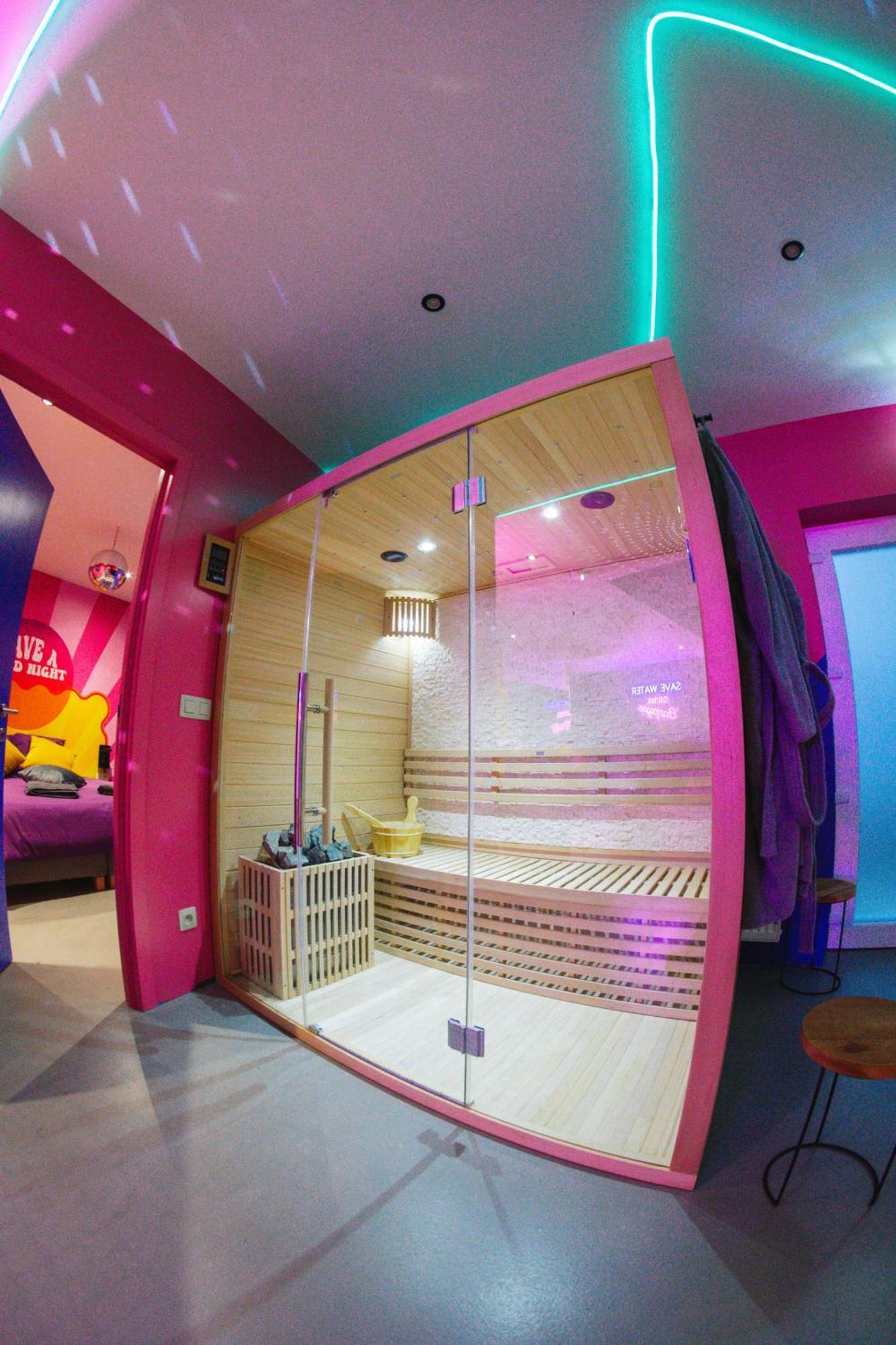 Capsule Boogie-Woogie - Jacuzzi - Sauna - Billard - Jeux - Ecran Geant - Filet Suspendu - Netflix La Louviere Exterior photo