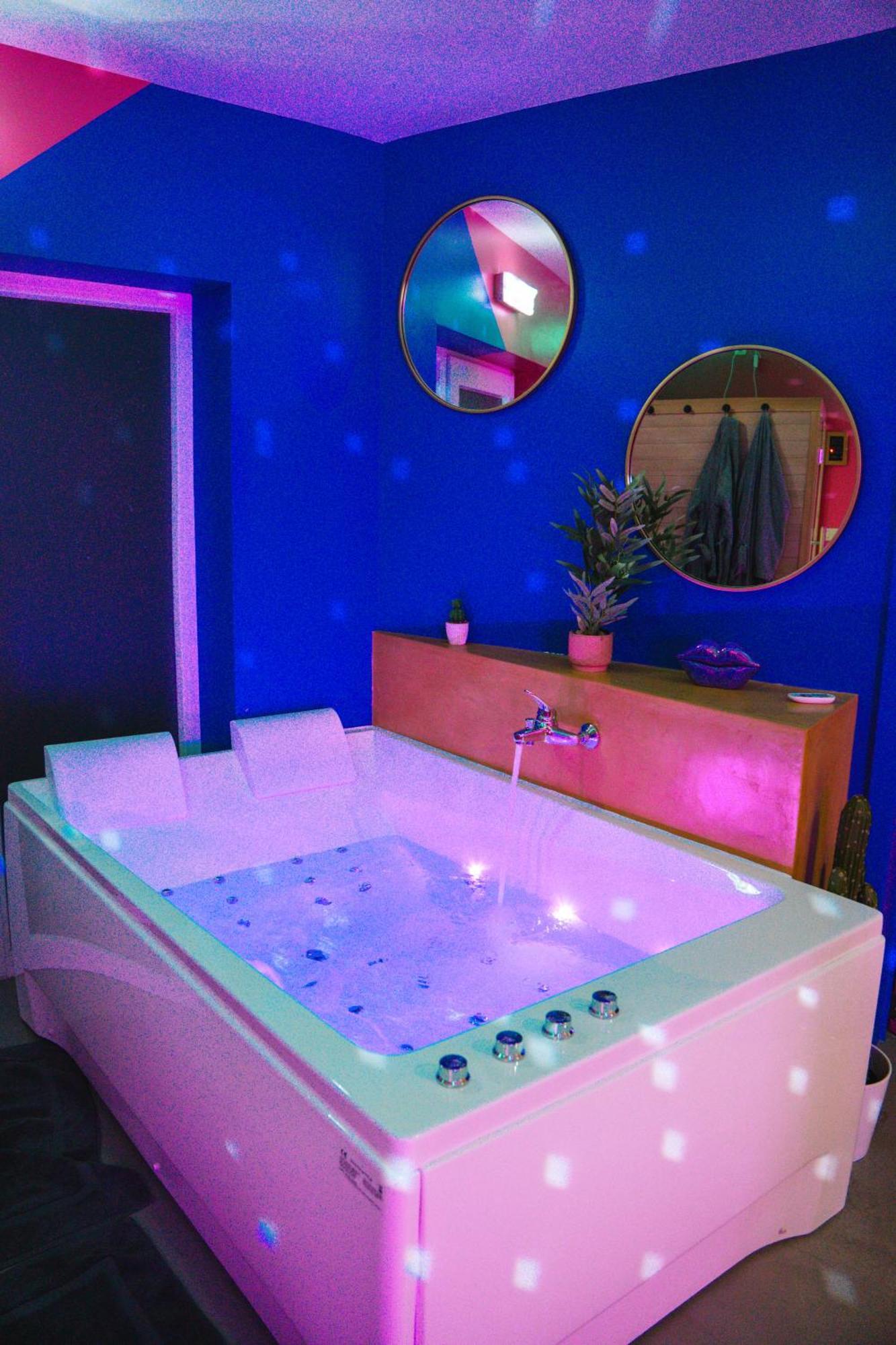 Capsule Boogie-Woogie - Jacuzzi - Sauna - Billard - Jeux - Ecran Geant - Filet Suspendu - Netflix La Louviere Exterior photo