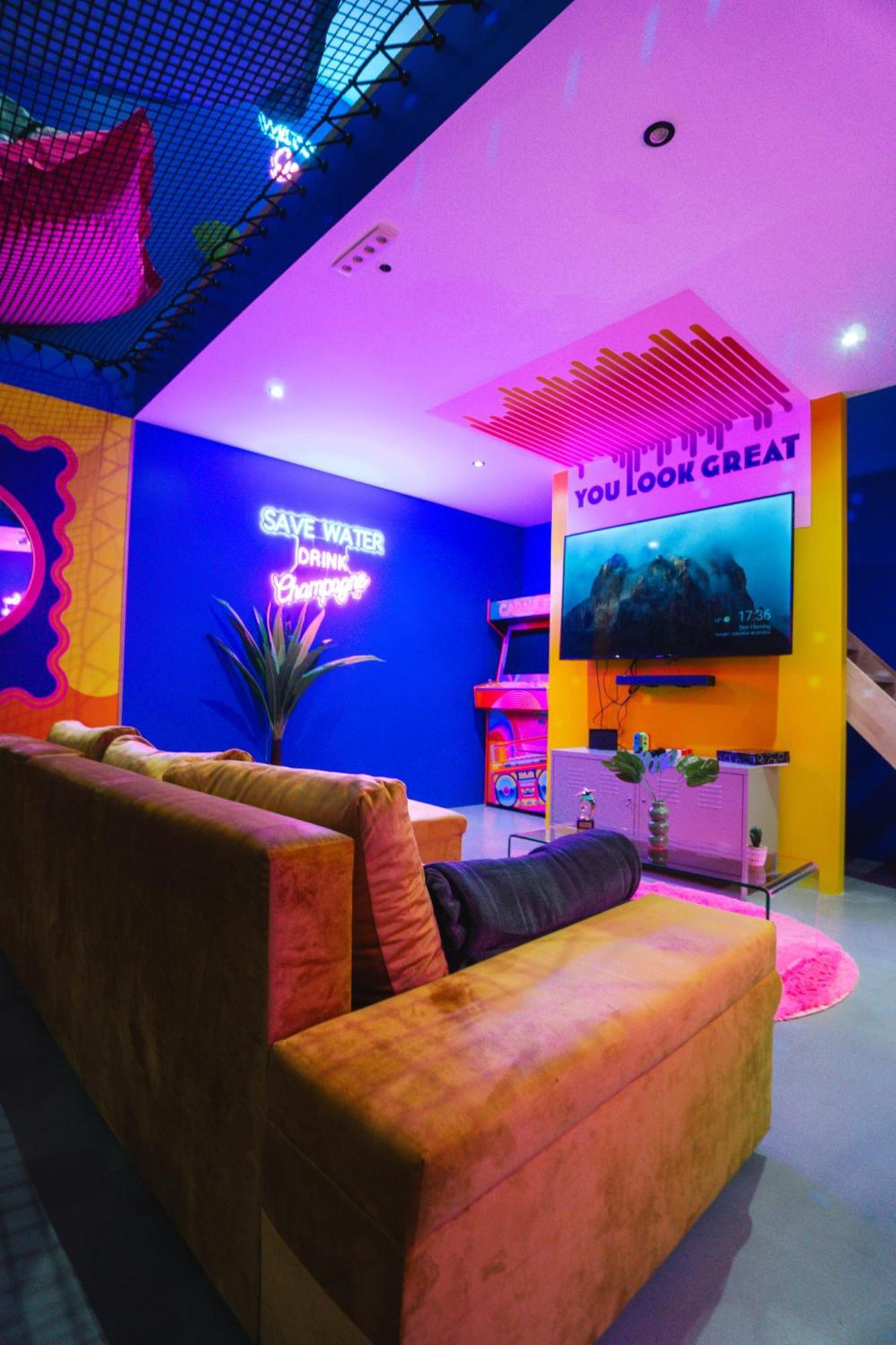 Capsule Boogie-Woogie - Jacuzzi - Sauna - Billard - Jeux - Ecran Geant - Filet Suspendu - Netflix La Louviere Exterior photo