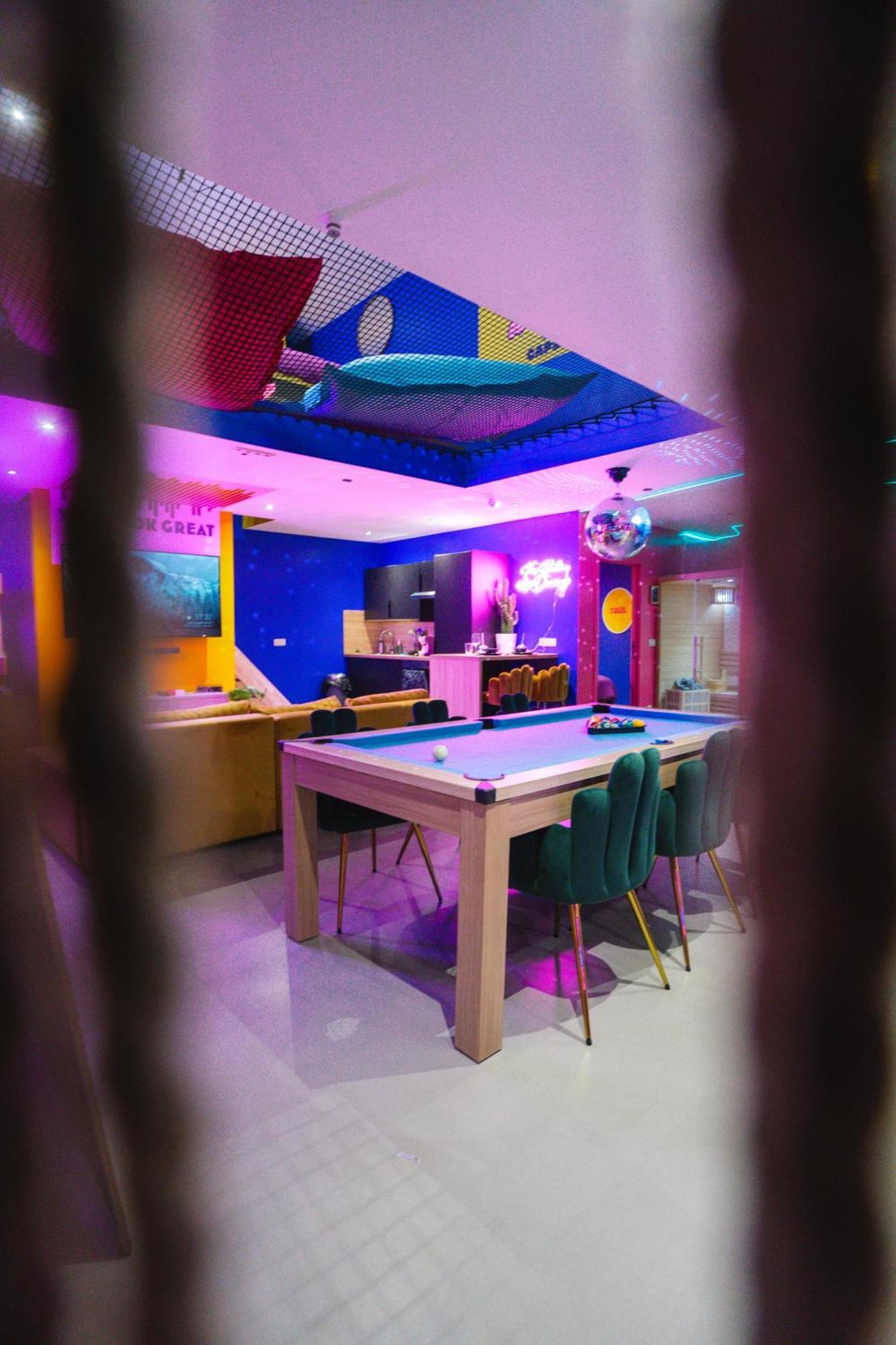 Capsule Boogie-Woogie - Jacuzzi - Sauna - Billard - Jeux - Ecran Geant - Filet Suspendu - Netflix La Louviere Exterior photo